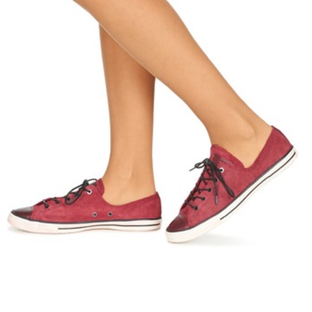 Converse All Star Women’s Burgundy suede low top Sneakers size 7
